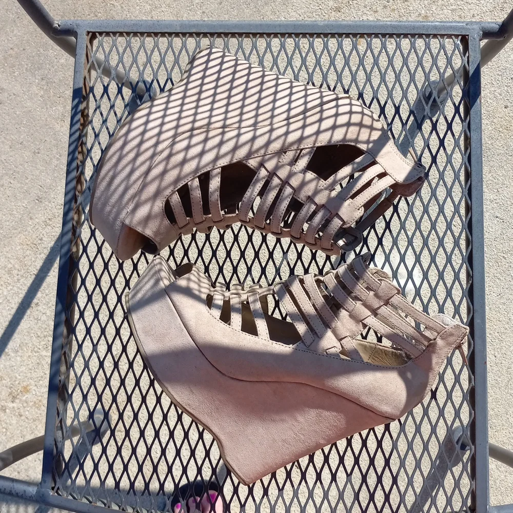 Guess tan platform gladiator shoes women's size 8.5
